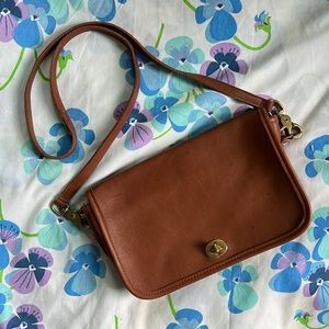 Vintage British Tan Coach Pocket Purse #9755